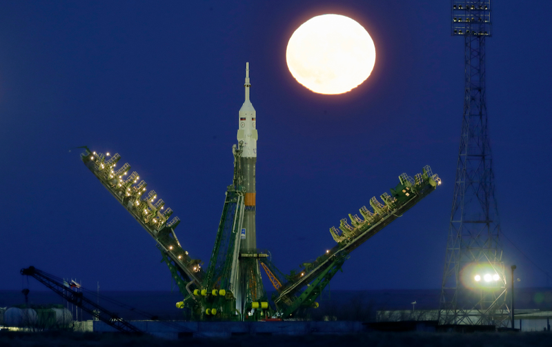 La superluna tras el cohete Soyuz que llevará al espacio a la nueva tripulación de la ISS, en Kazajistán. Imagen: Dmitri Lovetsky / AP